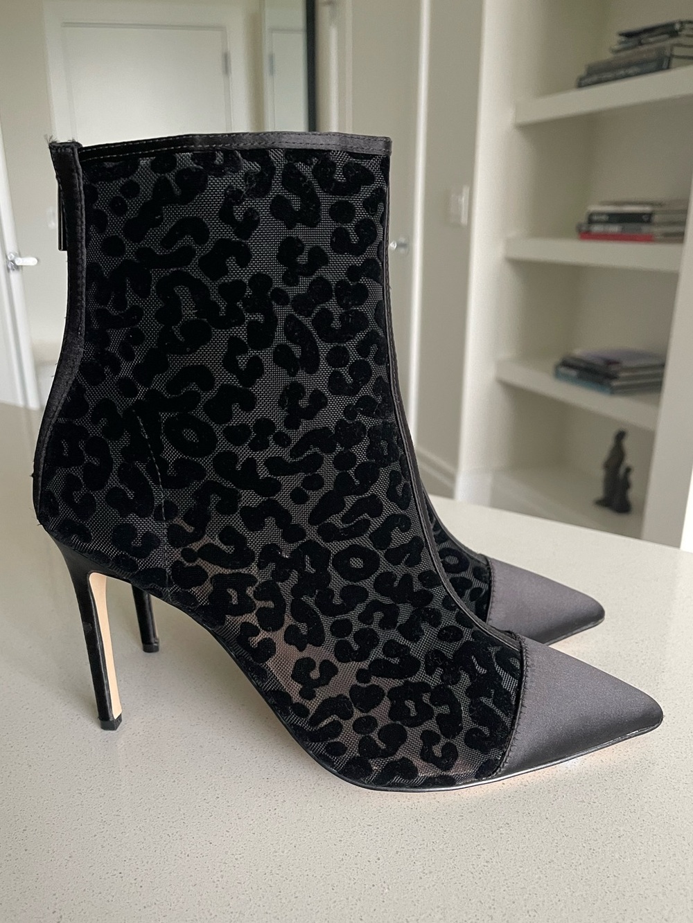 New Badgley Mischka Black Velvet Leopard-Print Pointed Toe Boots Booties size 8
